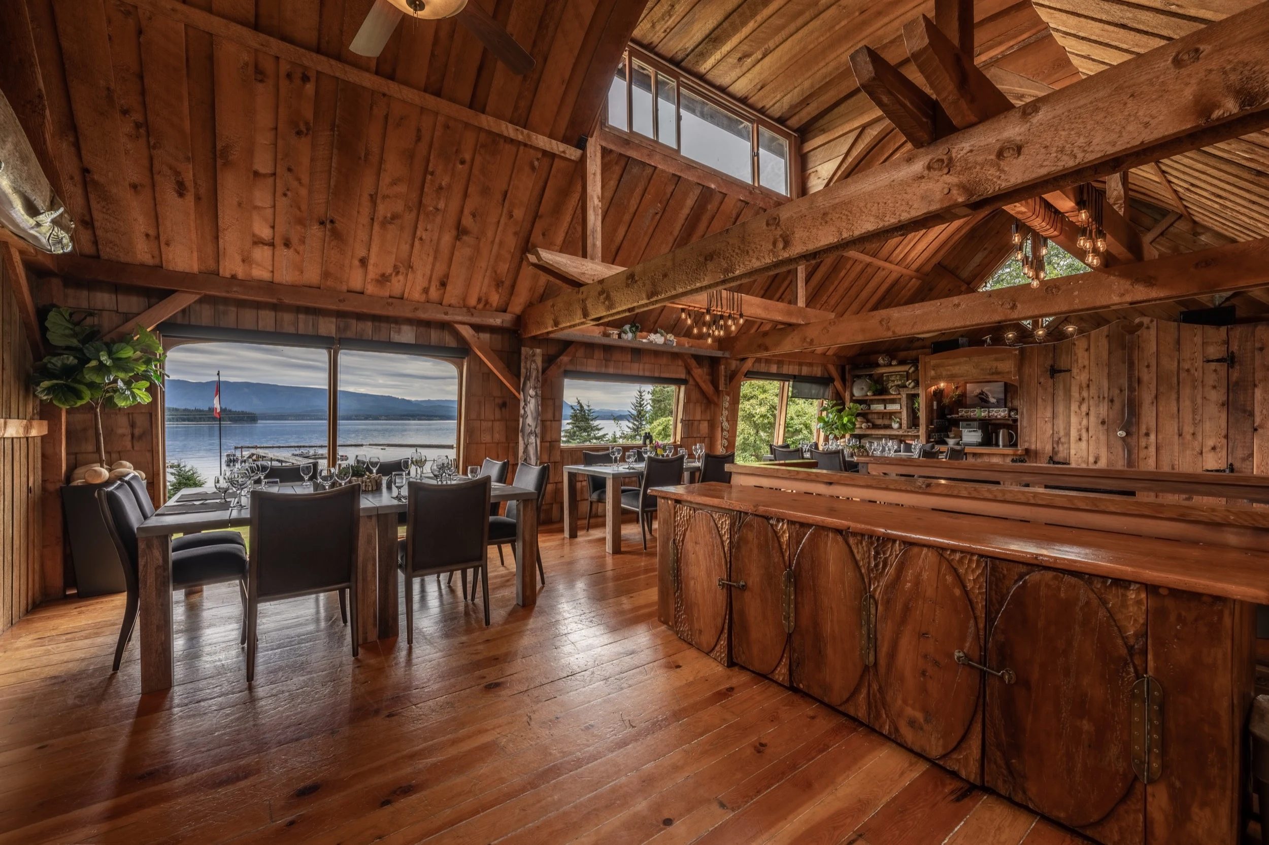 Dining room bar and lounge at Sea Wolf Lodge